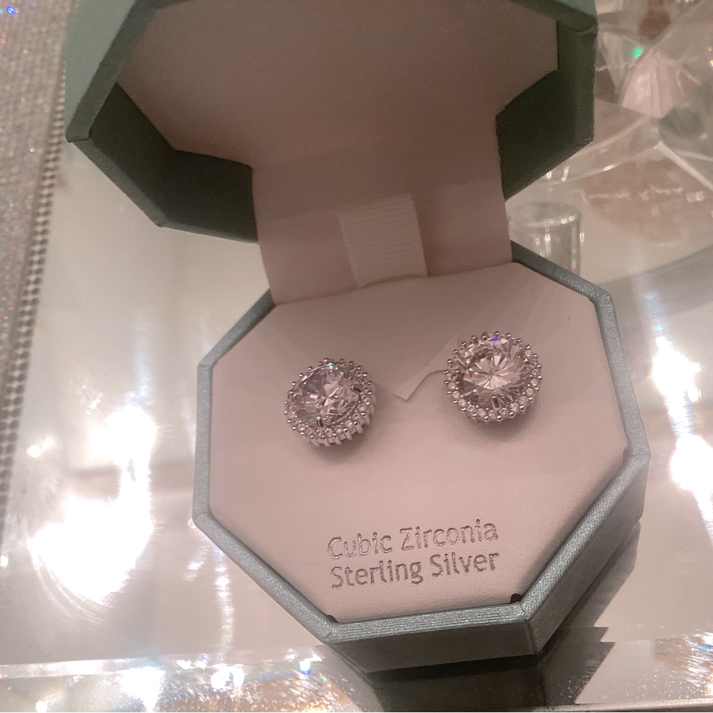 Beautiful Sterling Silver Cubic Zirconia 39$